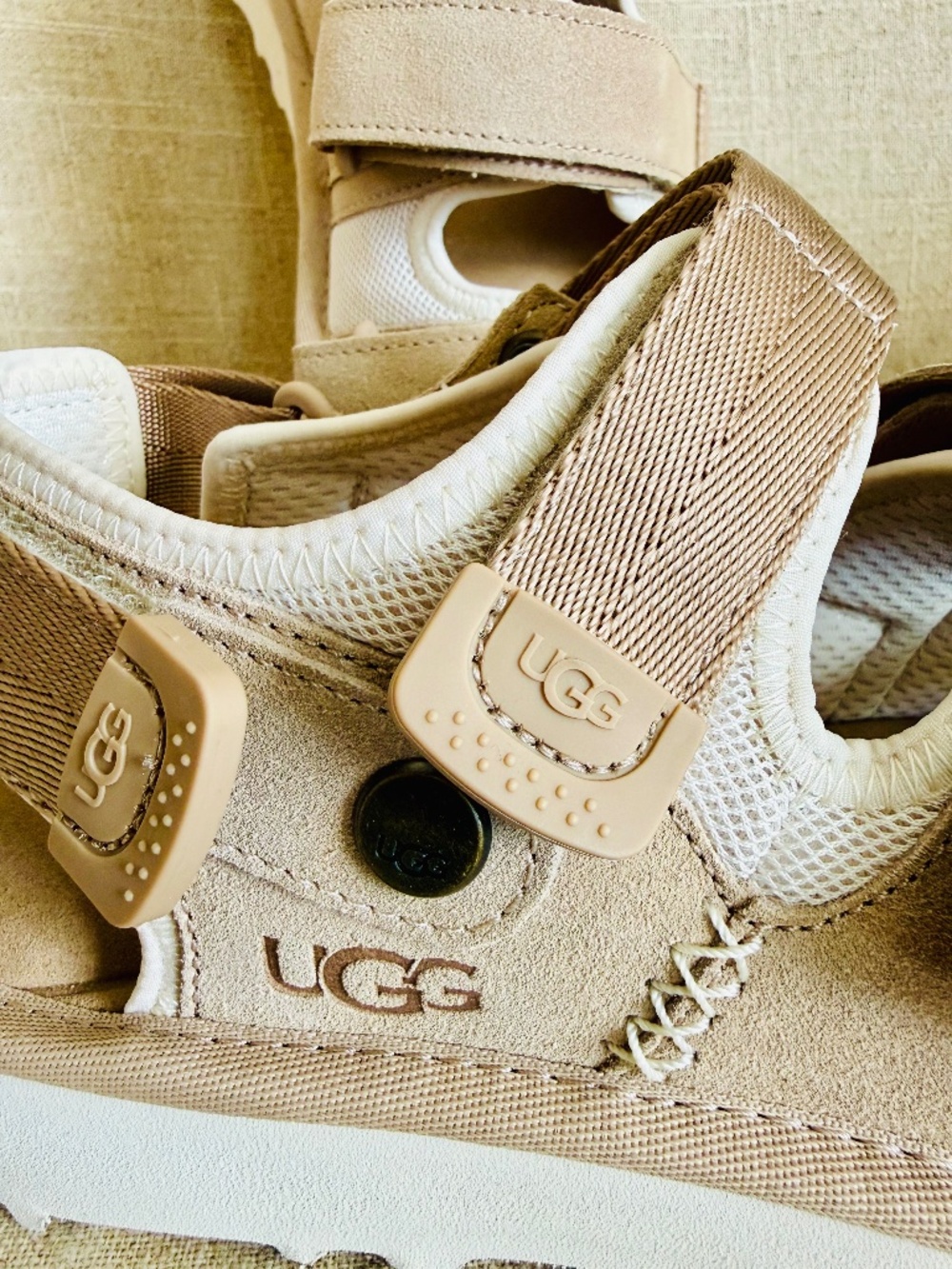 NEW!! Mens UGG Goldencoast Multistrap sandlal. S-10. Tan color.